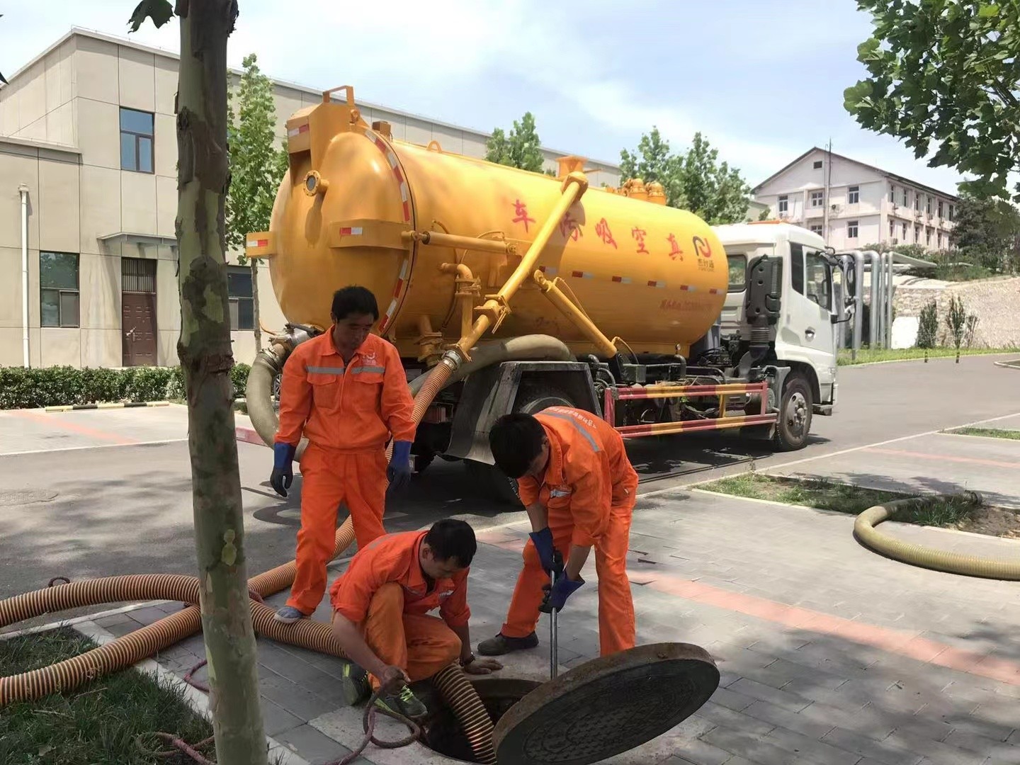 王五镇管道疏通车停在窨井附近